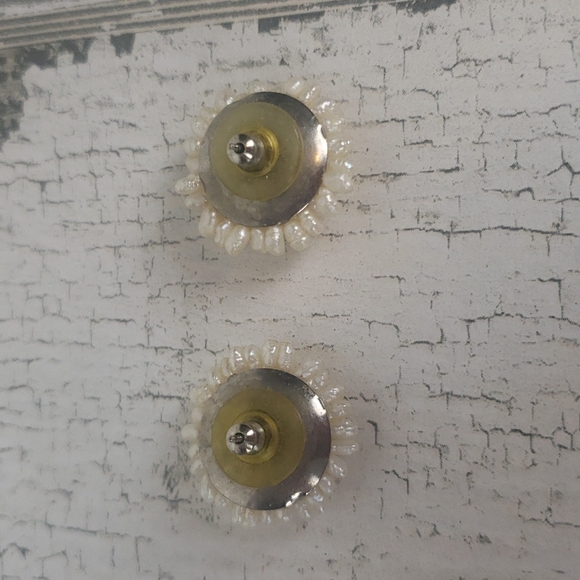 Vintage seed pearl hand strung pierced earrings - Picture 2 of 5